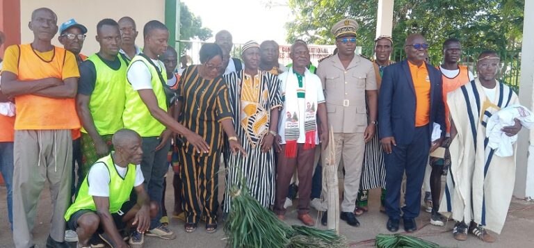 Les membres des deux équipes présélectionnées posent avec les autorités administratives et la délégation venue d'Abidjan.